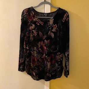 Gorgeous top in black floral. Size M